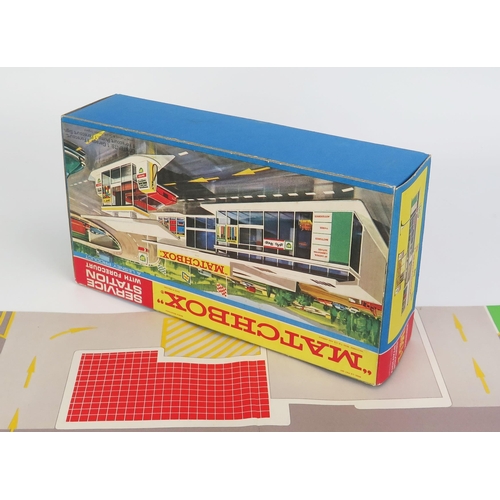 1219 - Matchbox Accessory Pack MG1 BP Service Station with Forecourt - mint or very near to in near mint F ... 