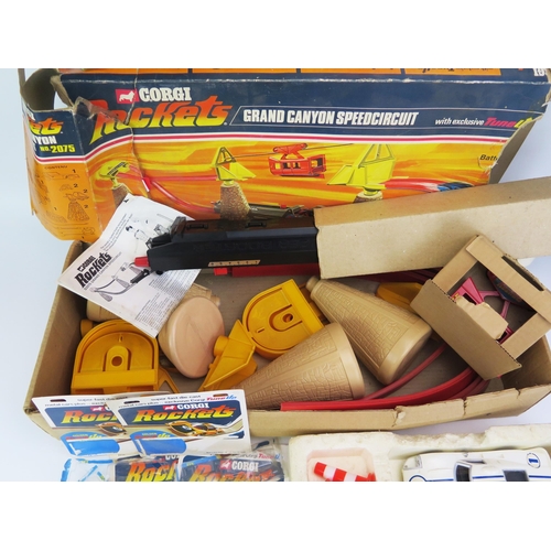 1239 - Corgi Rockets Grand Canyon Speed Circuit (unchecked for completeness) with 4 Corgi Rockets models in... 