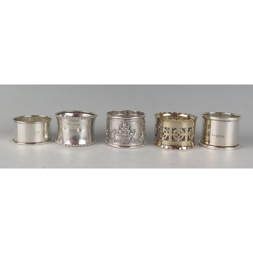 62 - A collection of five assorted silver napkin rings, various makers and dates, total weight of silver,... 