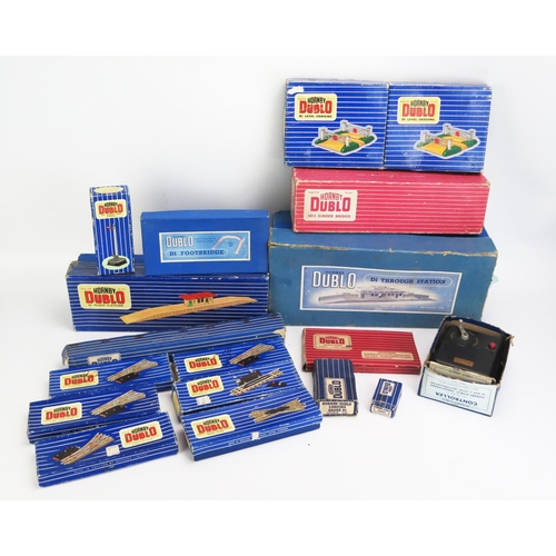 1503 - Hornby Hornby Dublo OO Gauge Boxed Track and Trackside Accessories including D1 Through Station, D1 ... 