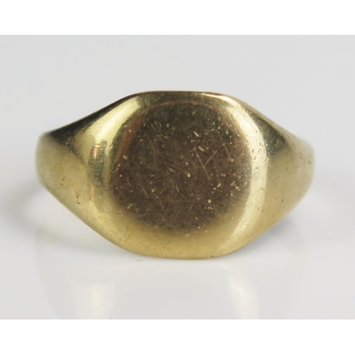 171 - A 9ct Gold Signet Ring, hallmarked, size N.5, c. 4.56g. Poorly re-sized