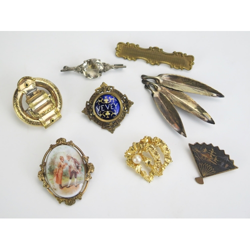 302 - A Victorian Pinchbeck Buckle Brooch and seven others