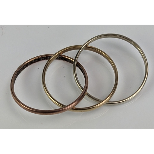 5 - A 9ct Tricolour Gold Triple Interlocking Ring, size O, hallmarked, 2.63g