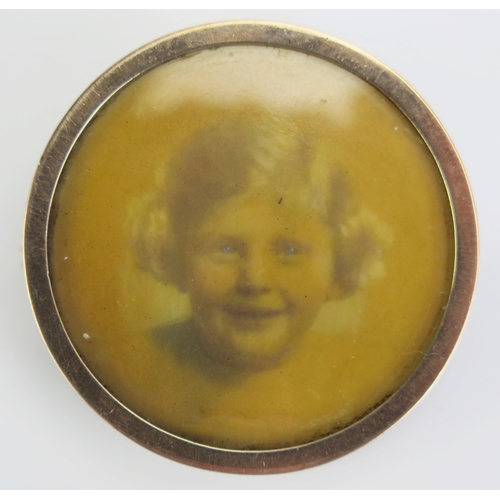 99 - A 9ct Gold Memorial Brooch with glazed panels containing a photographic portrait of a young girl and... 