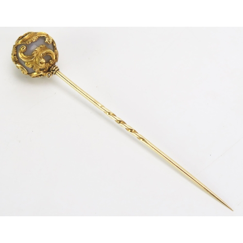 332 - A 19th Century Stick Pin decorated with acanthus leaf in yellow metal, KEE tested as 18ct, c. 82mm, ... 