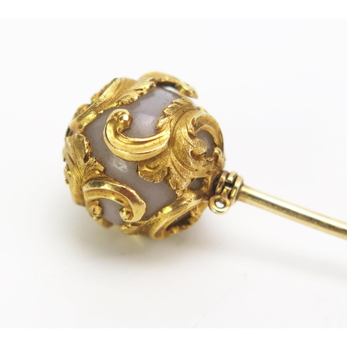 332 - A 19th Century Stick Pin decorated with acanthus leaf in yellow metal, KEE tested as 18ct, c. 82mm, ... 