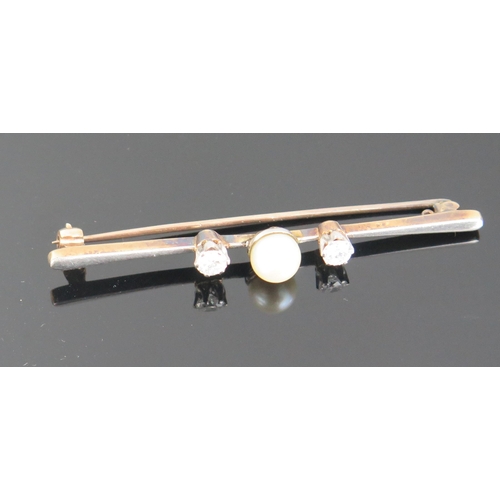 121 - A Diamond and untested Pearl Bar Brooch in a precious yellow and white metal setting, 4mm diamonds, ... 