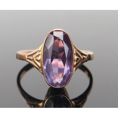 144 - A Synthetic Alexandrite Ring in an unmarked precious yellow metal setting, 15x7.7mm stone, KEE teste... 