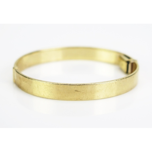 62 - A 9ct Gold Hinged Child's Bangle, stamped 375, 39x36mm inside measurement, 9.27g