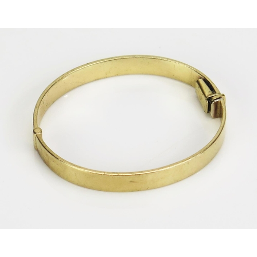 62 - A 9ct Gold Hinged Child's Bangle, stamped 375, 39x36mm inside measurement, 9.27g