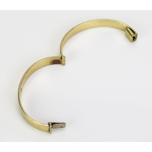 62 - A 9ct Gold Hinged Child's Bangle, stamped 375, 39x36mm inside measurement, 9.27g