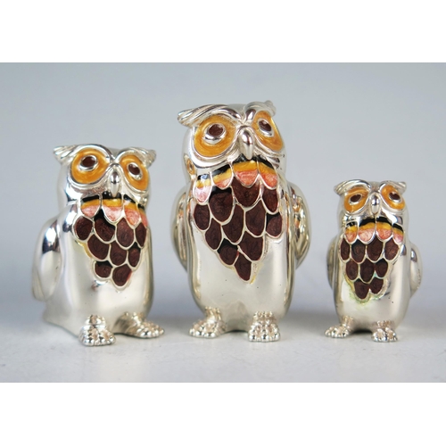 735 - A QEII Silver Family of Three Owls with enamel decoration,  largest 4cm high, Sheffield marks, Mark ... 