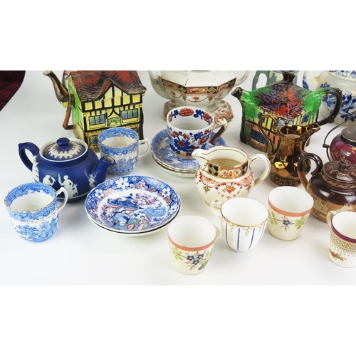 1033 - A collection of assorted ceramic tea wares including 