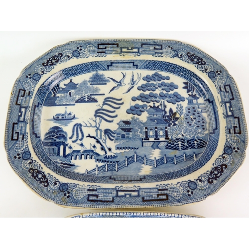 1052 - A 19th century Staffordshire pottery meat dish with blue and white Willow pattern transfer print dec... 