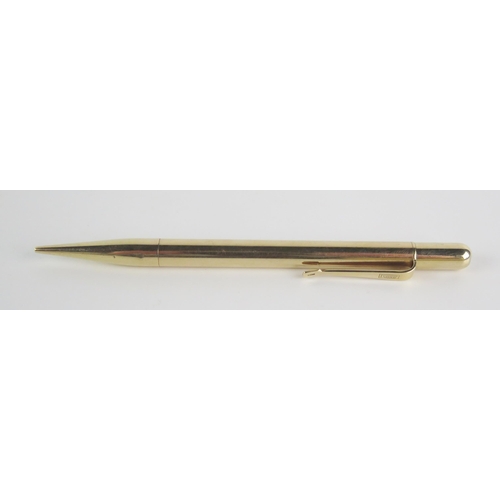 1360 - A 9ct gold propelling pencil, by Rose, 12cm long. gross weight 20.62gms