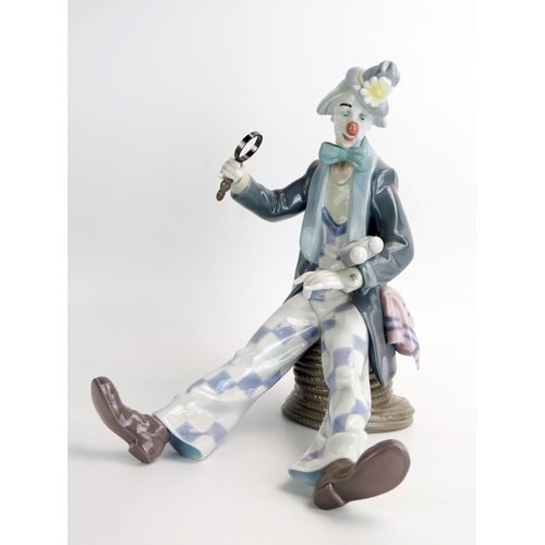 1486 - A Lladro figure, 5762, large clown with magnifying glass , 24cm