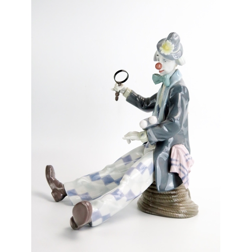 1486 - A Lladro figure, 5762, large clown with magnifying glass , 24cm