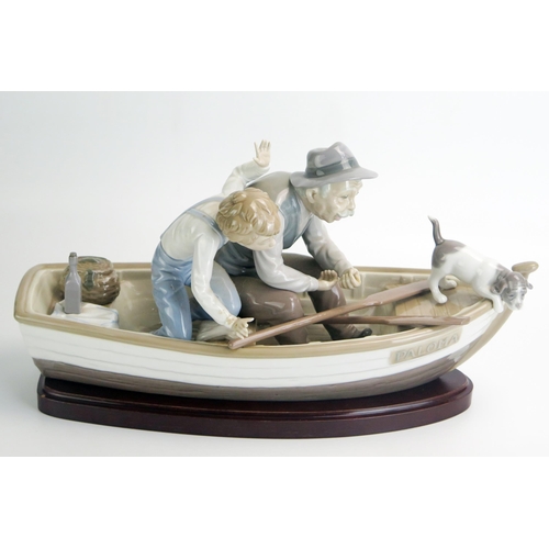 1497 - A Lladro figure group No 5152 'Fishing with Gramps/Paloma', 38cm long. Boy missing fingers and fishi... 