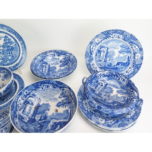 1554 - A collection of assorted Spode blue and white ' Italian' pattern dinner wares, includes dinner plate... 