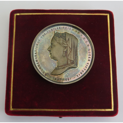 1581 - A Queen Victoria 1887 Silver Jubilee Silver Medallion by M. Rhodes &Sons in original red plush prese... 