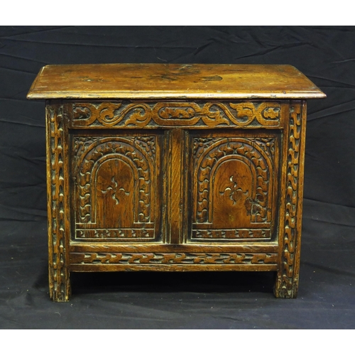 1640 - An antique oak small coffer, with rectangular top, the twin panelled front with lunette carved decor... 