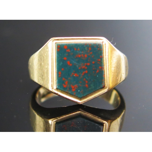 192 - A 9ct Gold and Bloodstone Signet Ring, hallmarked, size J.75, 6.46g