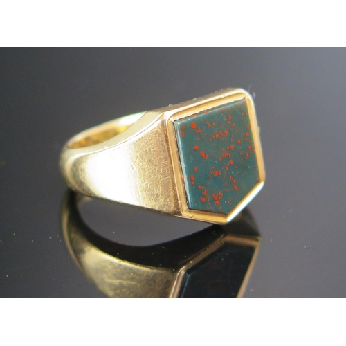 192 - A 9ct Gold and Bloodstone Signet Ring, hallmarked, size J.75, 6.46g