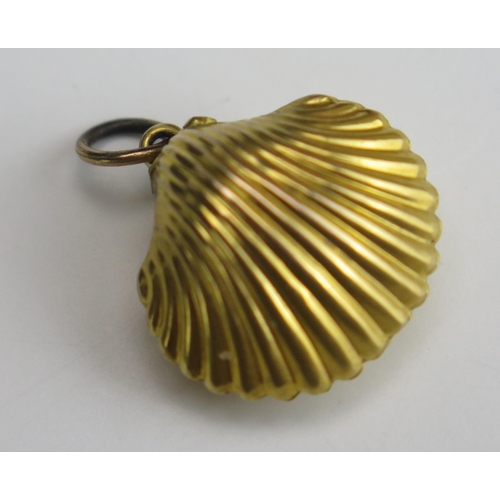 269 - A 9ct Gold Scallop Shaped Locket, stamped 9CT, 22mm drop, 1.77g