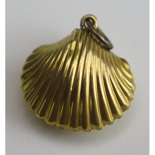 269 - A 9ct Gold Scallop Shaped Locket, stamped 9CT, 22mm drop, 1.77g