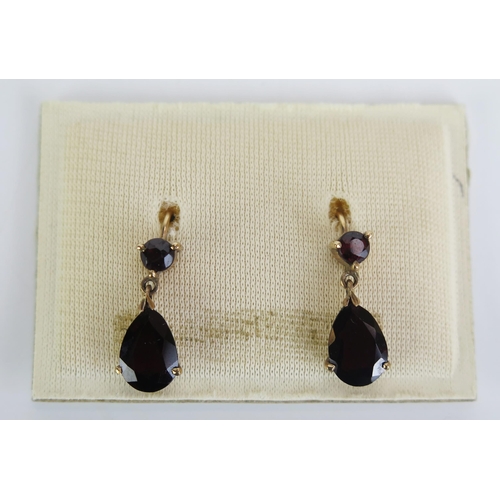 367 - A Pair of Garnet Pendant Earrings in a precious yellow metal setting, 18mm drop, 2.53g