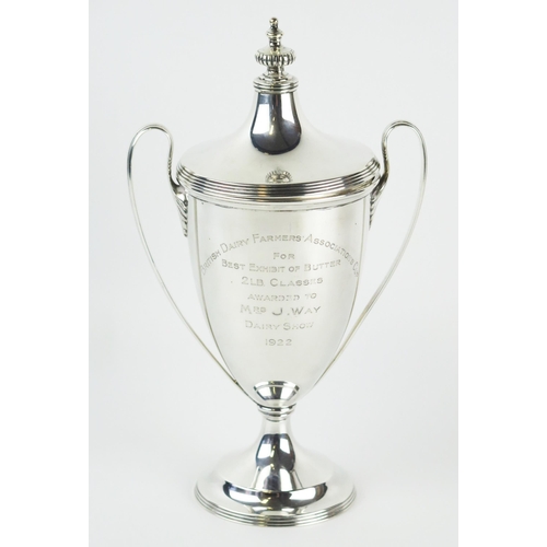 631 - A George V silver twin handled trophy cup and cover, maker Goldsmiths & Silversmiths Co Ltd, London,... 