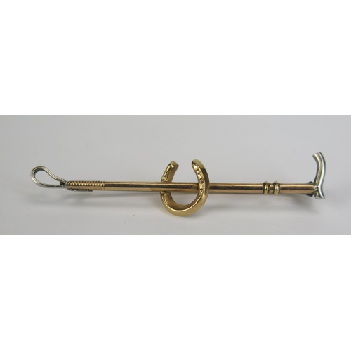 114 - An Antique Alfred James How 9ct Gold and Silver Riding Crop and Horseshoe Brooch, 51.3mm, stamped ma... 