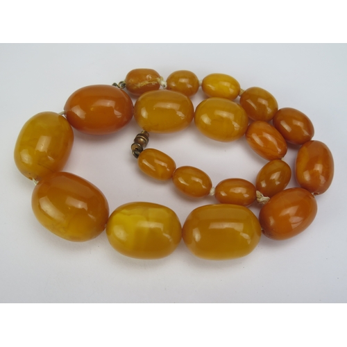 121 - A Butterscotch Amber Bead Necklace, largest 25.6x19.8mm, c. 13.5