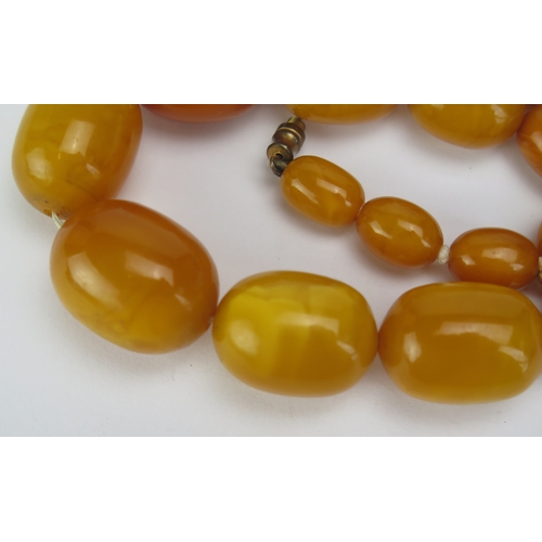 121 - A Butterscotch Amber Bead Necklace, largest 25.6x19.8mm, c. 13.5