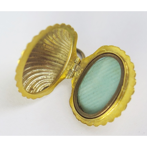 181 - **WITHDRAWN _ Late payment from previous sale** A 9ct Gold Scallop Shaped Locket, stamped 9CT, 22mm ... 