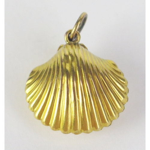 181 - **WITHDRAWN _ Late payment from previous sale** A 9ct Gold Scallop Shaped Locket, stamped 9CT, 22mm ... 