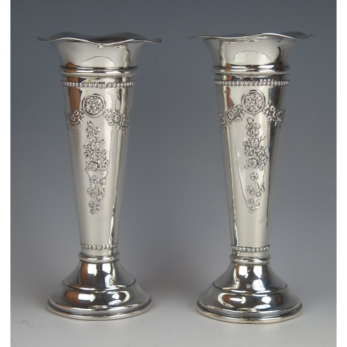 556 - A matched pair of George V silver vases, maker William Hutton & Sons Ltd, Birmingham, 1912/13, of tr... 