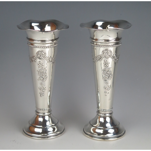 556 - A matched pair of George V silver vases, maker William Hutton & Sons Ltd, Birmingham, 1912/13, of tr... 