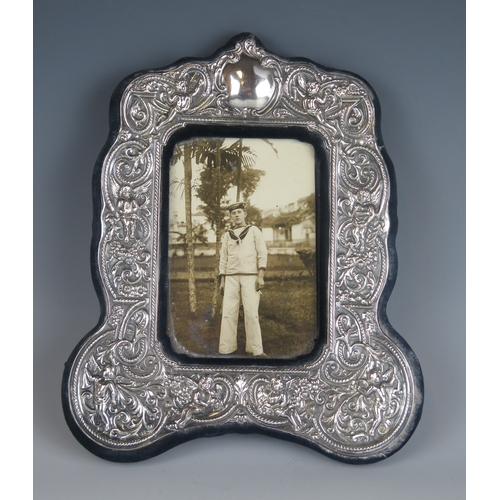 570 - An Elizabeth II silver photograph frame, maker David Shaw Silverware Ltd, London, 1982, of arched ou... 