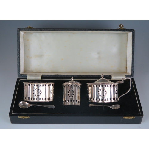 620 - An Elizabeth II silver three-piece condiment set, maker Crisford & Norris Ltd, Birmingham, 1973/74, ... 