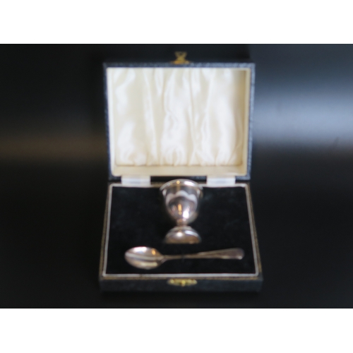 703 - An Elizabeth II silver egg cup and spoon, maker Lanson Ltd, Birmingham, 1960/61, of traditional desi... 