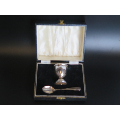 703 - An Elizabeth II silver egg cup and spoon, maker Lanson Ltd, Birmingham, 1960/61, of traditional desi... 