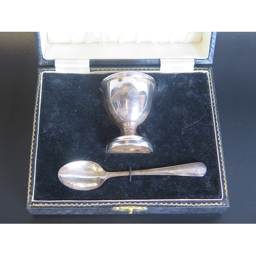 703 - An Elizabeth II silver egg cup and spoon, maker Lanson Ltd, Birmingham, 1960/61, of traditional desi... 