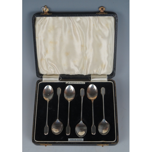 712 - A set of six Edward VIII silver coffee spoons, maker Arthur Price & Co Ltd, Birmingham, 1936, cased ... 