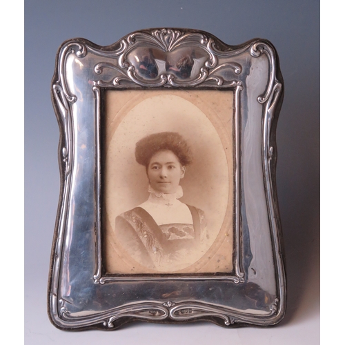 725 - An Art Nouveau period silver photograph frame, maker J & R Griffin, Chester, 1906, 22 x 17cm