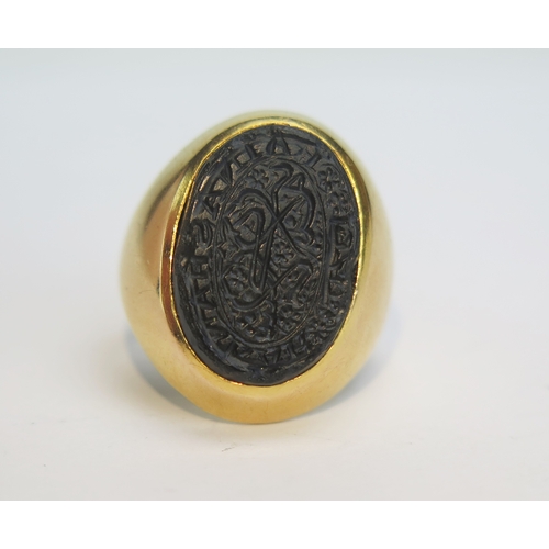 81 - An Antique Ottoman? 18ct Gold and Hardstone Seal Ring, the opaque black stone c. 19.5x13.2mm matrix ... 