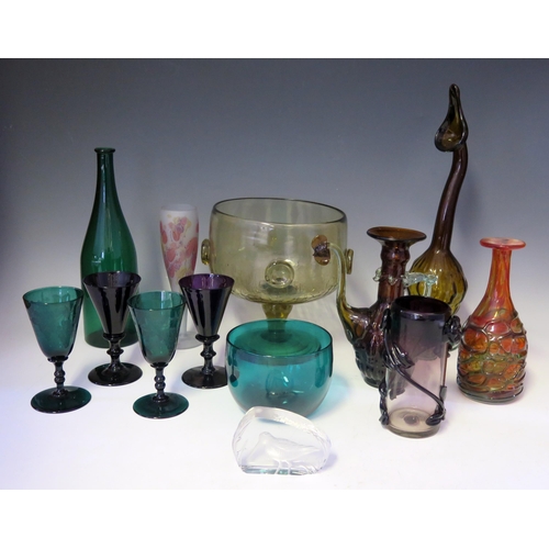 1009 - A mixed collection of retro glass and other glass wares, includes Mdina glass vase, two green glass ... 