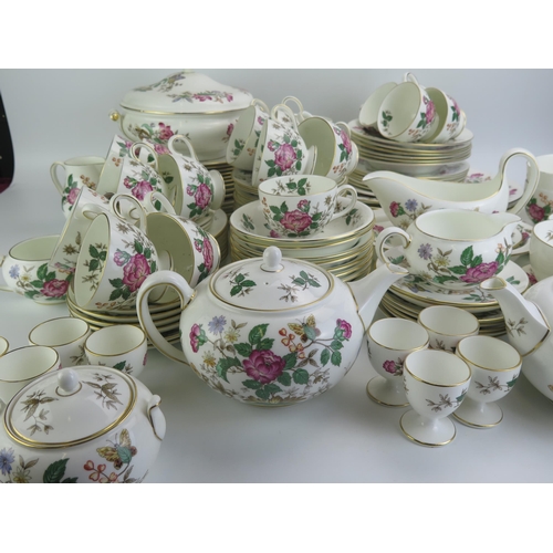 1053 - An extensive Wedgwood tea and dinner service with polychrome 