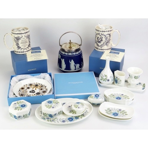 1078 - A Wedgwood 'Clementine' pattern dressing table set, includes pin tray boxes, dishes, vases etc, a ja... 