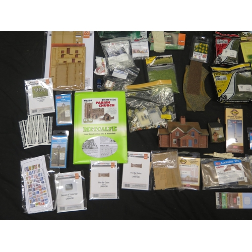 1276 - OO Gauge Railwayside Accessories including Hornby Skaledale, Gaugemaster, Peco, Woodland Scenics, id... 